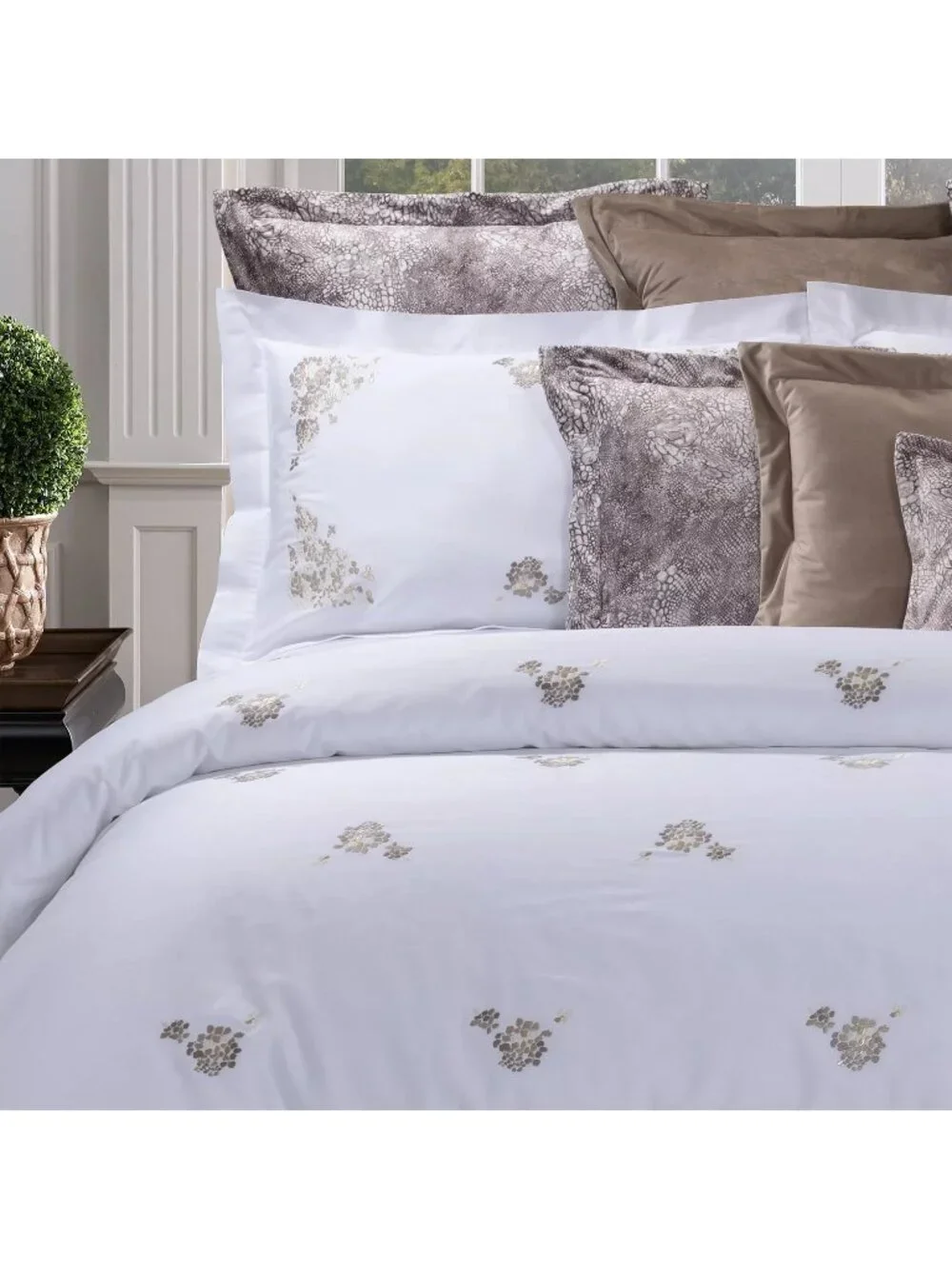 Dea Linens Ibla Embroidered Duvet Cover White/Aqua Size Queen, NWT